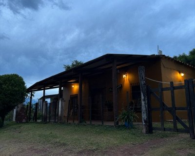Un refugio rural al final del día.
