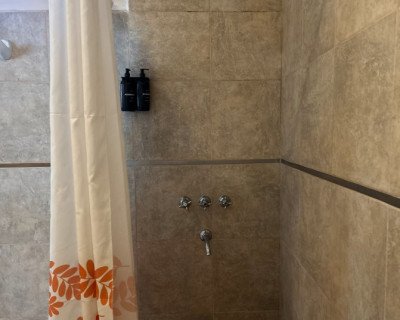 Ducha amplia con detalles simples y cálidos.