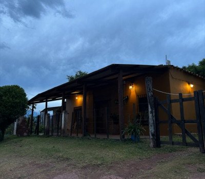 Un refugio rural al final del día.