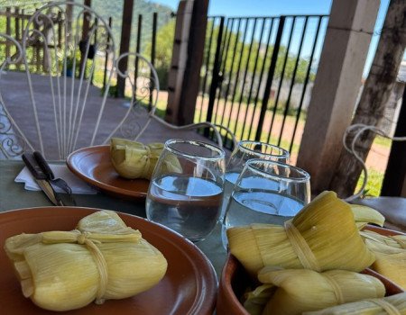 Comer mirando las montañas.